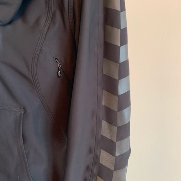 Lulu Lemon light jacket. Black. Size 4. Measurements in photos - Picture 4 of 9